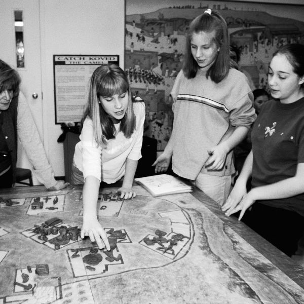 Schoolchildren learning at Spertus